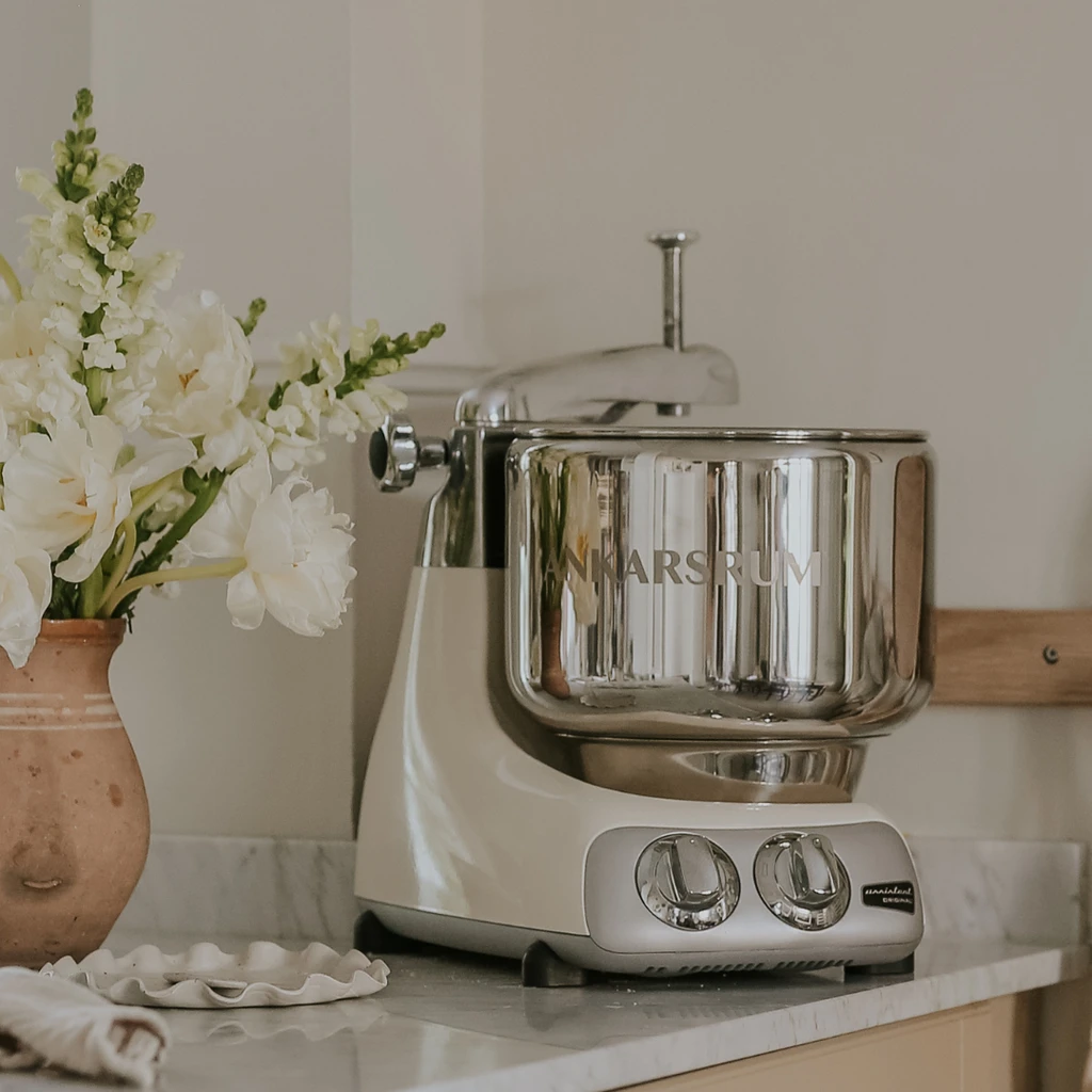 The Ankarsrum Assistent Original on a kitchen bench, the ultimate baking mixer machine for bread and pastry enthusiasts in the UK.